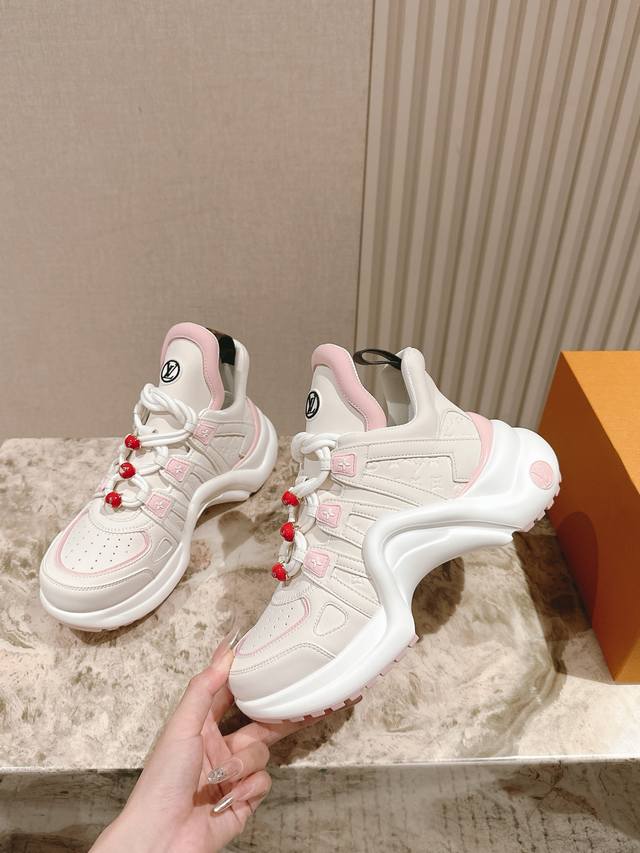 扣子50全新升级版 225 Lv Archlight系列新款拱桥老爹鞋 迪丽热巴 钟楚曦 宋妍霏都是老爹鞋的忠实粉丝 ～2025早春新品系列加入了更多配色细节，