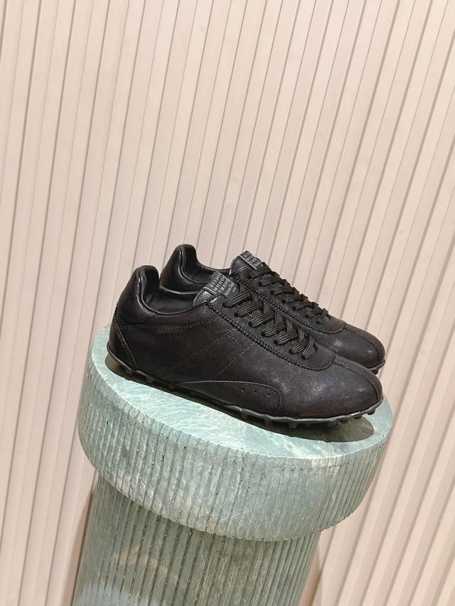 顶级版本： :Maison Margiela 马吉拉2025秋冬系列情侣款阿甘鞋德训鞋 新款Sprinters运动鞋轮廓采用做旧植柔牛皮制成，灵感来源于复古跑鞋