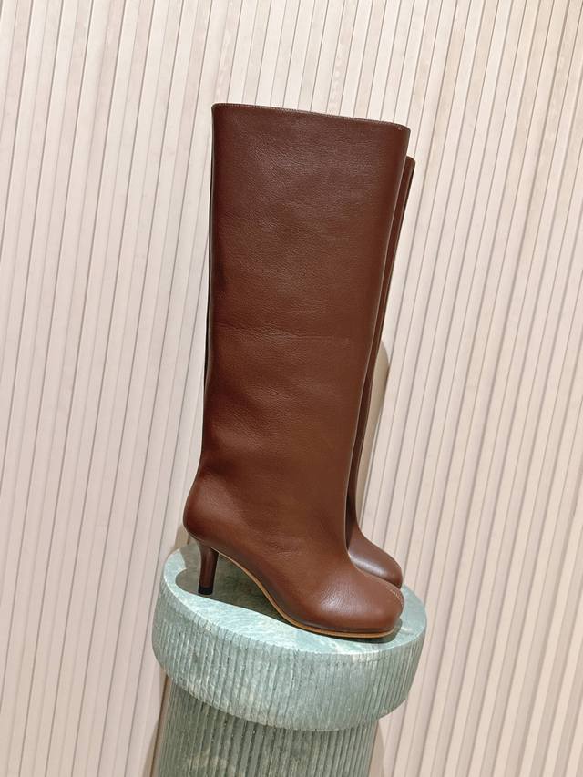 顶级版本： : Mm6 25冬最新款高跟高筒靴 超好看，整体设计和做工用料，不仅让它的质感超级棒，而且穿着舒适度也是一流的，经典斜方头搭配细高跟，气质性感 上脚