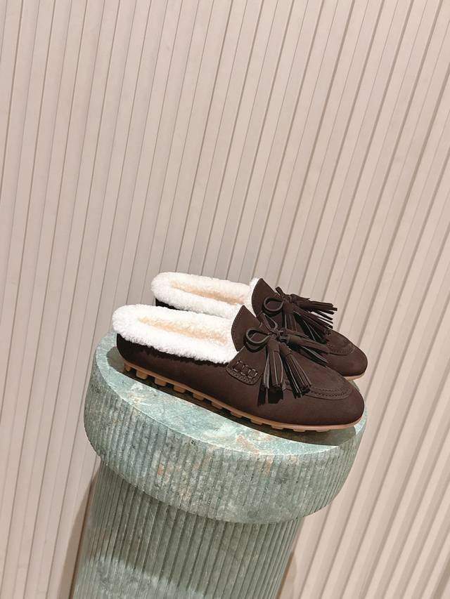 顶级版本： :Hoga* 反绒皮流苏加绒穆勒鞋 采用反绒皮材质，鞋面质感细腻；鞋内加绒设计，能在冬季提供良好的保暖效果，适合寒冷天气穿着。带有流苏和蝴蝶结装饰，