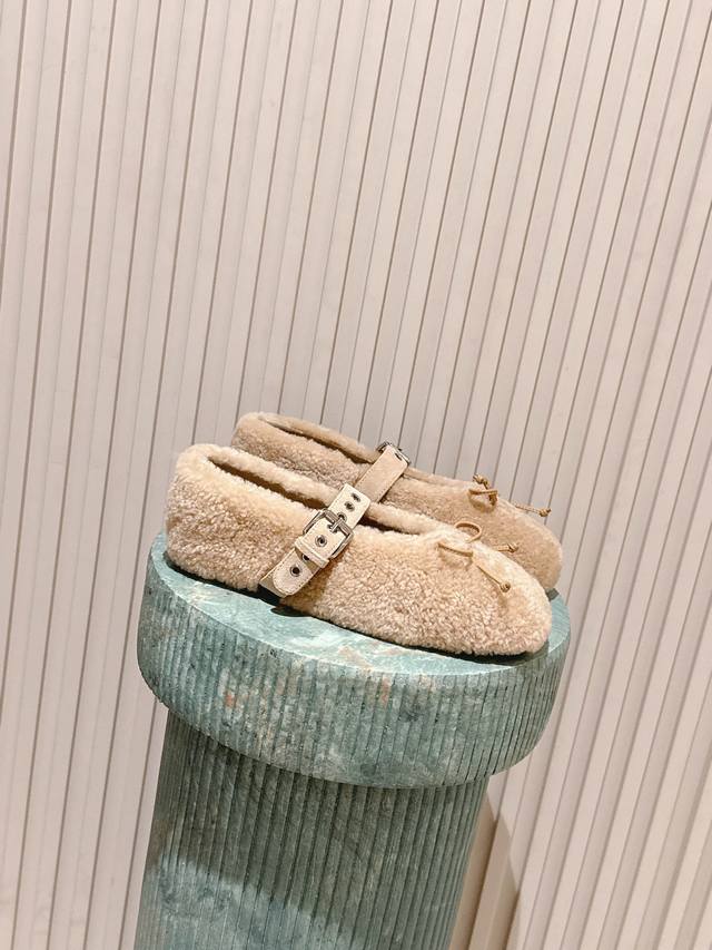 顶级版本： :Miumiu2025S新款毛毛鞋系列 百搭时髦单品！不管居家还是外穿都是品味的象征性！ 秋冬搭配袜子 那更是太绝太绝了 面料：定制原版马毛车皮Lo
