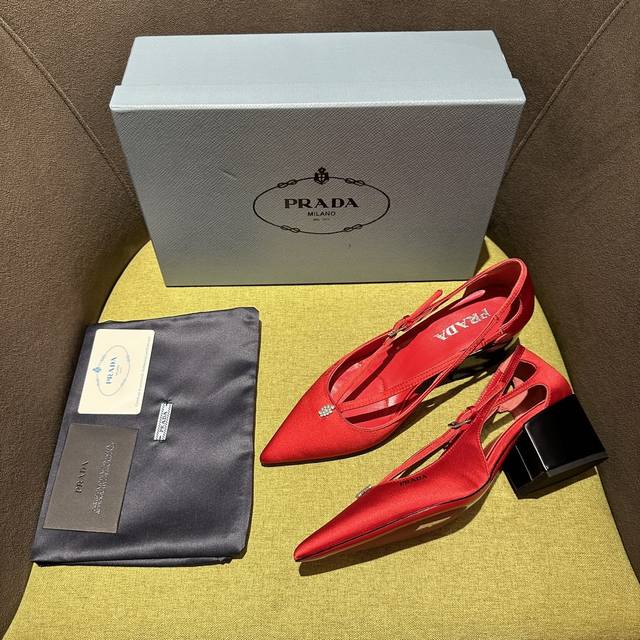 prad*普*达 Fw24秀款 这款缎面高跟鞋融合昔日优雅风格与当代经典元素，以锥形线条与现代主义细节重新演绎1950年代廓形。 丝网印花徽标 亮面皮革包覆鞋跟