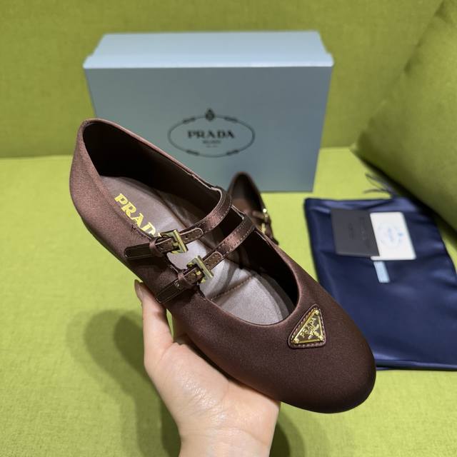 新色 prada普拉达 25Ss秋冬新款 小红书各大博主推荐，1-1开发 彰显经典魅力。 原版Tpu大底，进口混种羊内里。 芭蕾平底鞋采用优雅的锥形轮廓搭配系带