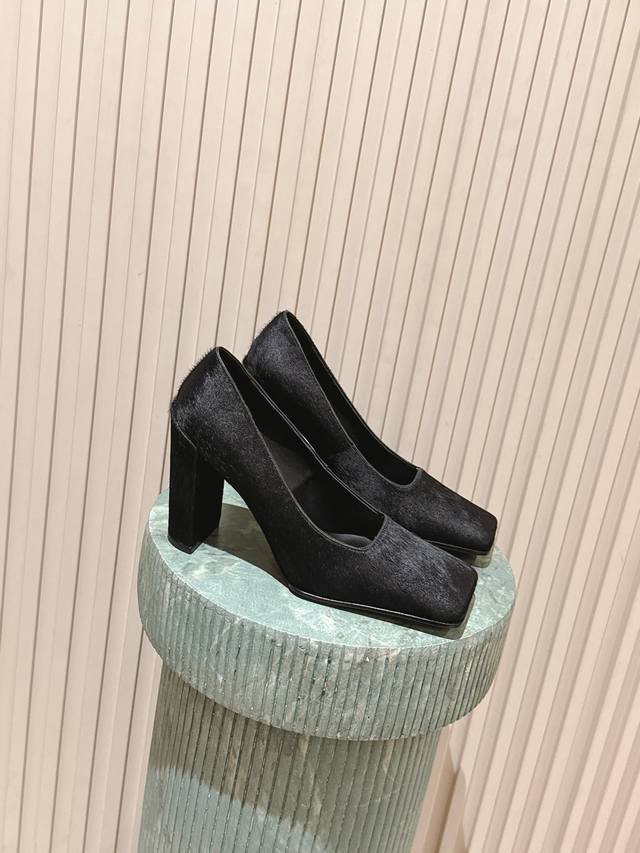 顶级版本： :Alaia Fw25 New Arrival～ 阿莱雅 25秋冬方头系列！方头高跟单鞋工艺细节，简约的设计元素，呈现复古时髦的调性！ 小牛皮材质，