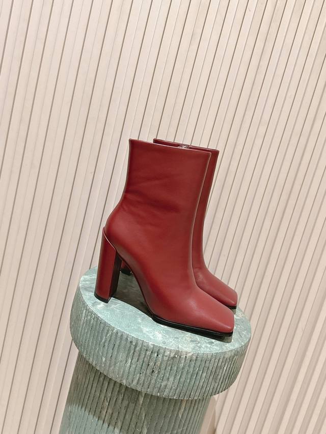 顶级版本： :Alaia 一脚踩进姐的舒适区，又A又飒 这双鞋上脚的瞬间就把气场拿捏了 方头＋黑皮＋短靴 三个版型 王炸组合直接把气场焊在脚上皮质看得见的光泽度