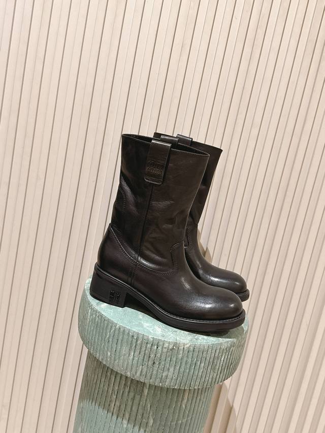 顶级品质： Miumiu 缪缪 2026春夏走秀款堆堆靴 一脚蹬短靴 靴筒自然褶皱 慵懒随性 半内里设计轻薄不臃肿 秋冬穿搭氛围感满分 鞋垫柔软 长时间穿也很舒