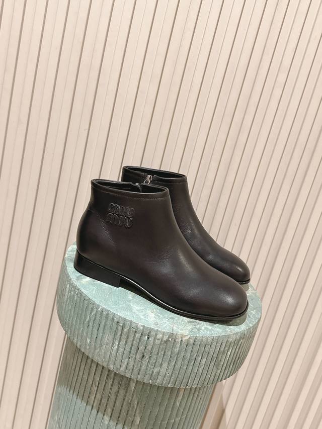 顶级版本： :Miu Miu Fw25 New Arrival～ A级小牛皮材质，质感超赞的 看似简约，但还是有独特的酷劲儿 鞋底意大利进口牛皮革 顶级Size