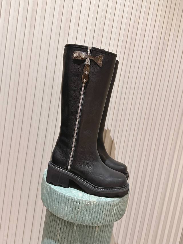 高版本出厂： Louis Vuitton 25Ss Lv驴牌新款英伦风帅气马丁靴长靴 楦型百搭瘦脚Yyds.造型立体饱满，气质满满 上脚舒适 非常复古风、气场十