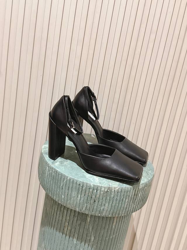顶级版本： :Alaia Fw25 New Arrival～ 阿莱雅 25秋冬方头系列！方头高跟凉鞋工艺细节，简约的设计元素，呈现复古时髦的调性！ 小牛皮材质，