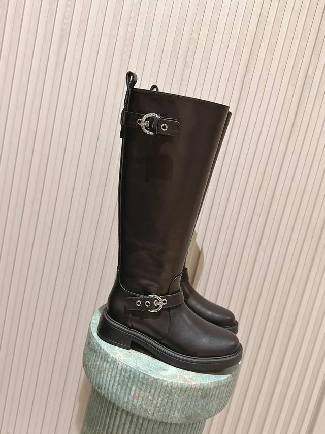 顶级版本： : Stuartweitzma* Sw5050圆头长筒骑士靴 采用光滑的皮革材质，质感细腻且富有光泽感，有深棕色和黑色两种经典色调，风格百搭且能凸显