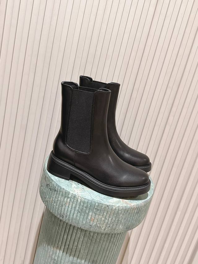 顶级版本：绒面 :皮面 :原厂级 Stuart Weitzma* Sw 5050切尔西靴 有黑色光面皮革和棕红色麂皮两种材质选择，光面皮革质感细腻且富有光泽，麂