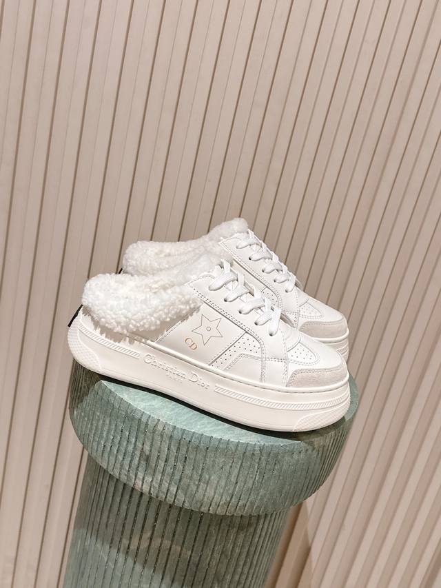 代购级 Dior 迪奥 秋冬新款毛毛 厚底拖鞋半拖 经典高级优雅温柔随心所欲 ～ 上脚超级无敌好看舒服 彰显气质 面料：进口牛皮 柔软舒适 内里：羊毛 鞋底：原