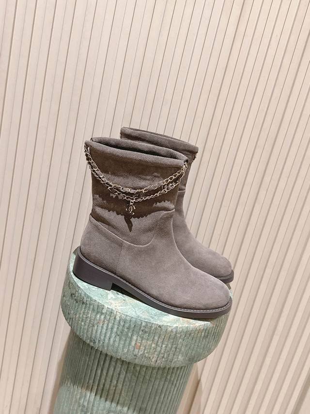 顶级版本： Chanel 香奈儿 2025秋冬新款朋克风格链条女短靴 小香字母Logo五金扣圆头低跟机车骑士靴 材质:鞋面进口小牛皮 进口羊猄皮+水染牛皮内里+