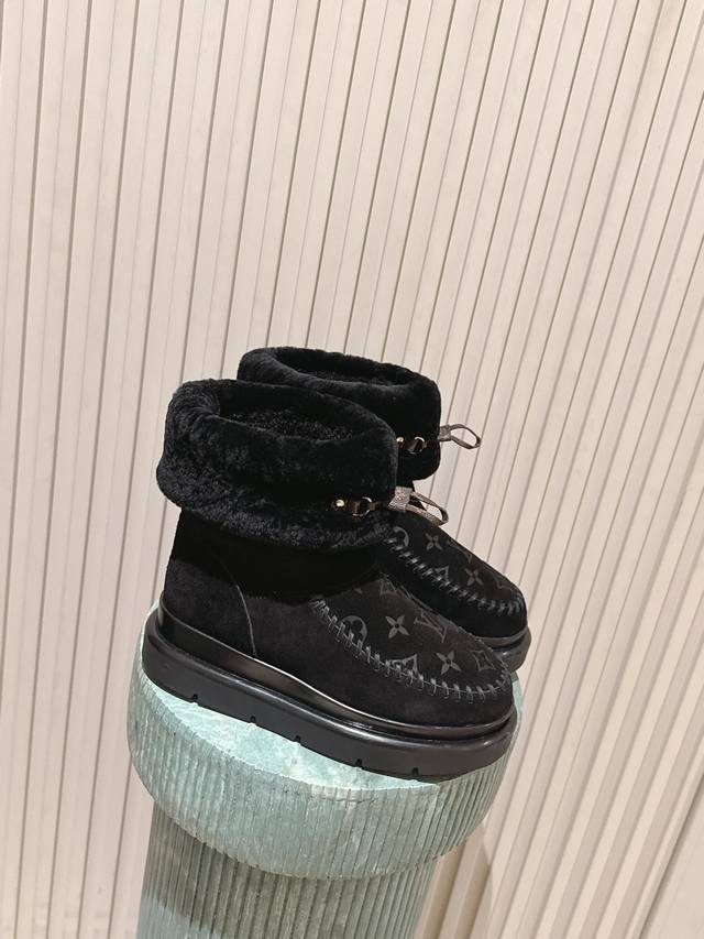 顶级品质： Louis Vuiton 路易威登 2025Ss新款 Lv冬季滑雪系列Monogram雪地靴，辦识度超高！内里柔软羊皮毛，保暖力满分，厚底橡胶鞋底防