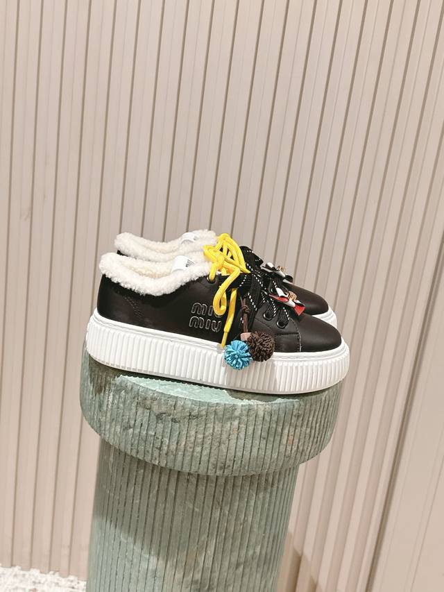 顶级版本：毛里 :Miu Miu Fw25 New Arrival～ Miu家经典饼干鞋，搭配Miu系可爱小风车 小马尾配饰，焕发无敌可爱小巧思啊，一眼爱 擦色