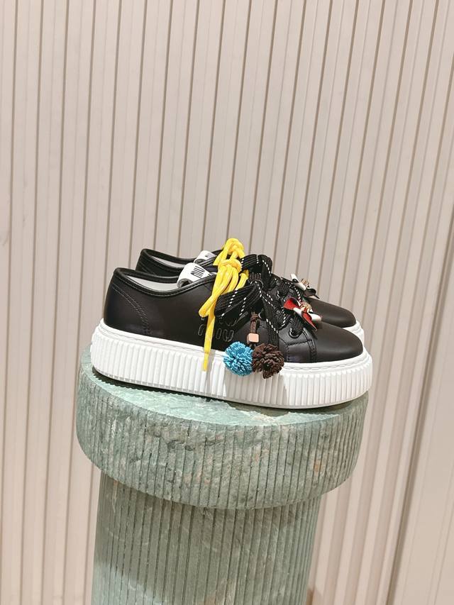 顶级版本： :Miu Miu Fw25 New Arrival～ Miu家经典饼干鞋，搭配Miu系可爱小风车 小马尾配饰，焕发无敌可爱小巧思啊，一眼爱 擦色小牛