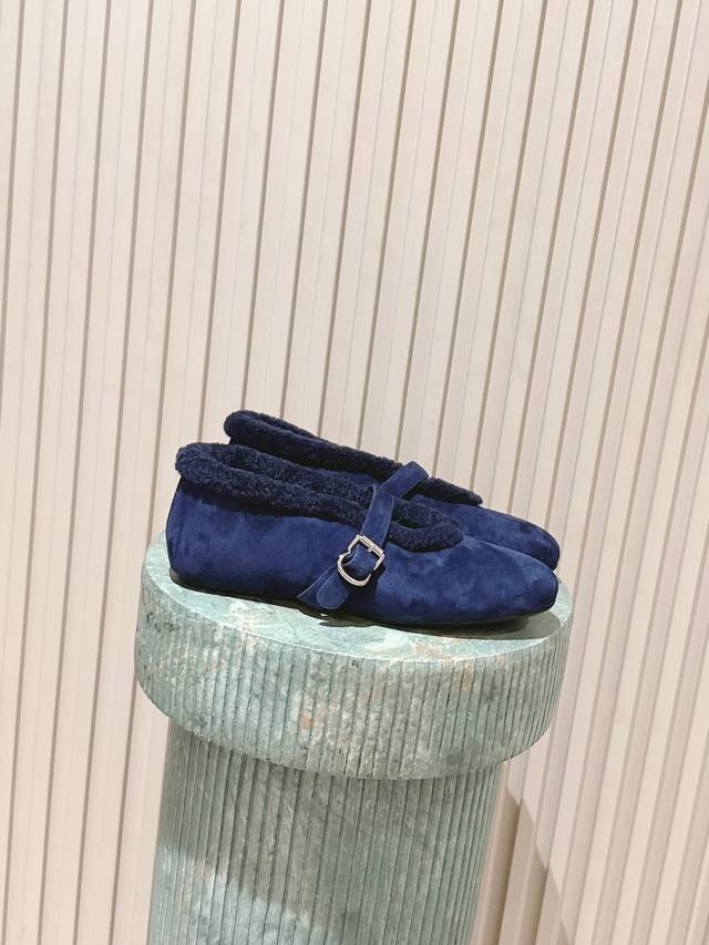 顶级版本：羊京 :漆皮 :Alaia｜敲响秋冬的第一双美鞋 暖呼呼的别太可爱了吧 反绒羊皮鞋面，皮毛一体内里，脚感太舒服啦 换季新装备，新款芭蕾舞鞋 啊迫不及待