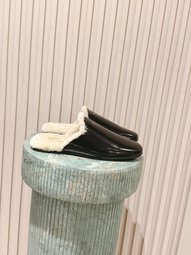 顶级版本： :prad* 25Ss普拉达秋冬新款毛绒穆勒鞋 融合了奢华质感与舒适休闲感，鞋面采用高级皮革 麂皮材质，鞋口处的毛绒设计既增添了温暖的视觉效果，又提