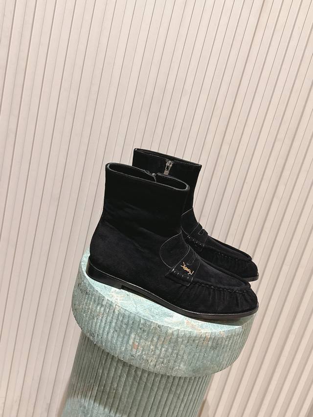 顶级版本： : Saint Lauren*Ysl圣罗兰25Wf新品 Ysl字母褶皱边乐福短靴 当乐福慵懒基因邂逅短靴的利落轮廓 它为秋冬造型注入毫不费力的时髦感