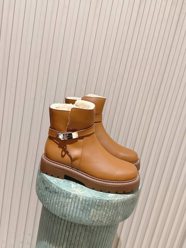 顶级版本： :Herme*25Ss 秋冬加绒款金属扣马丁靴 鞋身搭配金属扣饰绑带，既强化了设计感，又可通过调节绑带适配不同脚型与腿围，提升贴合度；品牌标志性的精