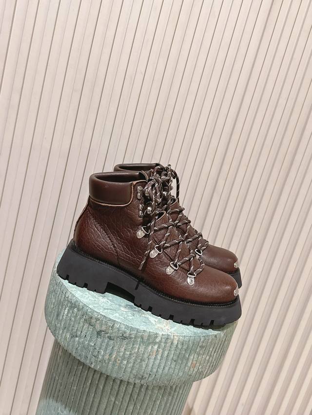 顶级版本： : Alexander Wang 大王25Ss新款 系带 厚底 大王这双厚底 绝对是腿精必备神器 显高瘦，黑色经典百搭王~~ 皮面搭配激光Logo，