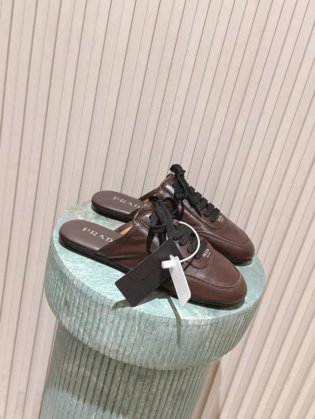 顶级版本: : 包头拖prada普拉达p家26Ssfw～New新款系带玛丽珍休闲鞋芭蕾舞鞋小皮鞋半拖鞋 低调奢华懒人鞋，富人的不二选择！ 软胶底素有踩云感之称～