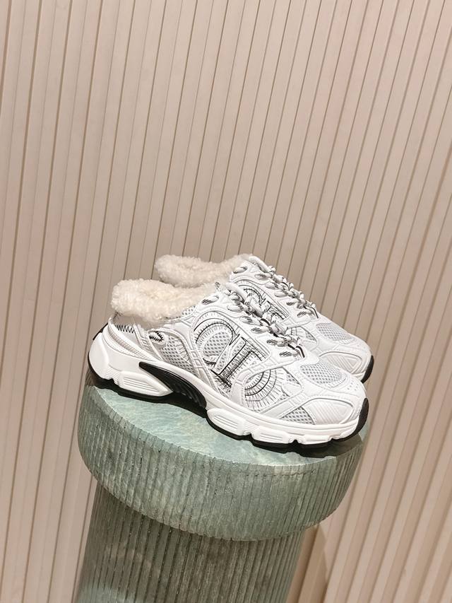 顶级版本： :Dio* 毛绒内里老爹鞋系列 鞋型为老爹鞋轮廓，结合透气网眼布与厚底橡胶大底，鞋口处填充羊毛内里，兼具潮流感与冬季保暖性。 鞋身线条硬朗，多色可选