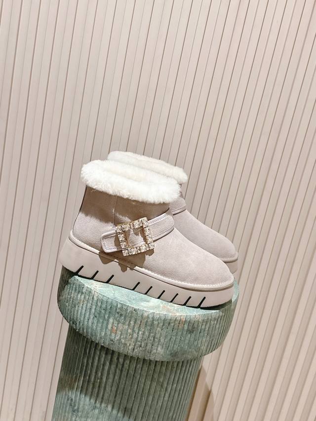 顶级版本： :Roger Vivier Rv 25 Wf新品方钻扣厚底雪地靴 标志性方形水钻扣是视觉焦点 钻饰星辰般的璀璨 直边与圆角的几何平衡里 藏着品牌半个