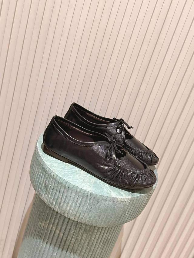 顶级版本: : Hereu｜26春夏新品西班牙小众品牌 早秋新款系带镂空平底芭蕾鞋褶皱蝴蝶结圆头玛丽珍平底乐福鞋！ 简洁大方。鞋头部分微微上翘，线条流畅自然，既