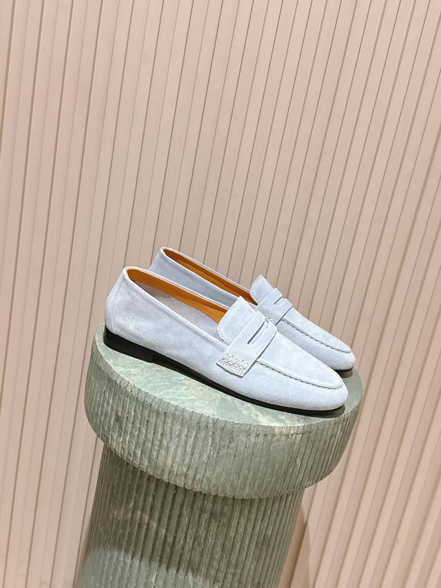 顶级版本： :Thero *25S 早秋新款系列 极简主义方头休闲乐福鞋 鞋头的方形轮廓并非简单的直角切割，而是经过精密计算的微钝或带有微妙弧度的立体方头。这需