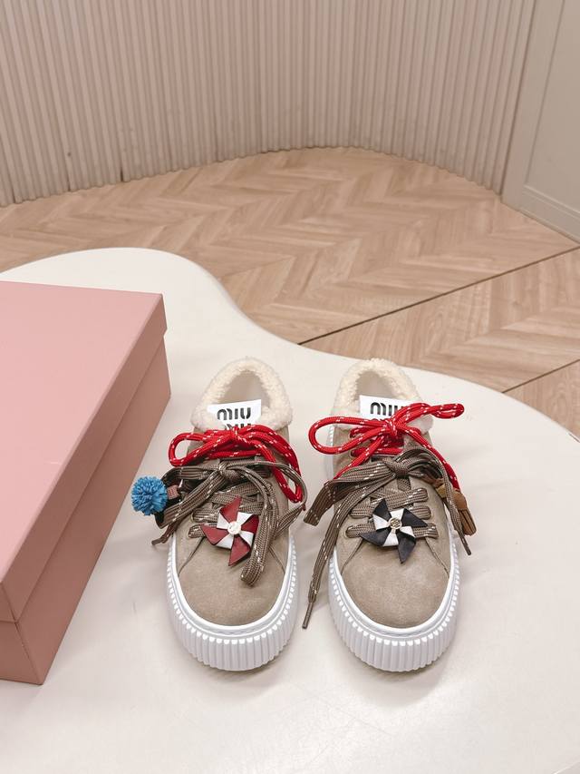 新色！顶级版本 飞机盒套装 皮里 毛里 Miumiu｜ 缪缪2025新品3D刺绣厚底休闲鞋 顶级原版面料质感满满，搭配经典3D立体字母刺绣，刺绣Logog立体饱