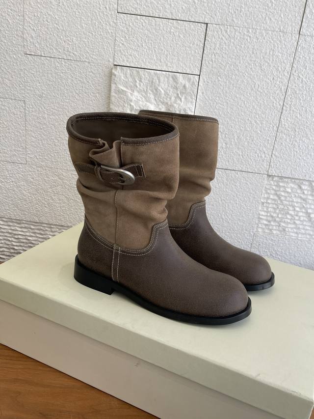 顶级版本: Unfolio 2025 秋冬新款 复古做旧 金属扣饰 堆堆踝靴 短靴 Unfolio这款不同配色的鞋面分别采用光面质感的小牛皮、做旧表面质感的牛皮