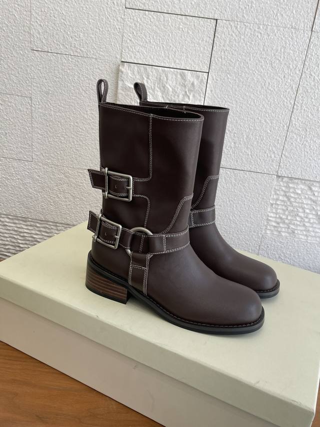 顶级版本: Unfolio 2025 秋冬新款 金属搭扣 圆头 经典靴 短靴 Unfolio这款Harper 搭扣踝靴以材质巧思演绎机车踝靴格调。黑色与栗棕色款