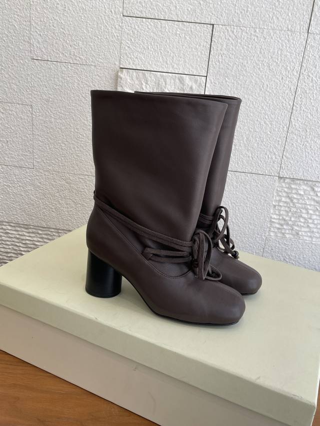 顶级版本: Unfolio 2025 秋冬新款 郁可唯同款 复古束带 粗跟 短靴 Unfolio这款Elliot 束带粗跟短靴鞋面均采用超柔软牛皮，质地细腻且延