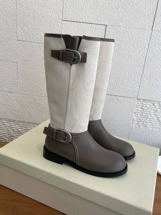 顶级版本: Unfolio 2025 秋冬新款 马思纯同款 金属搭扣 堆堆靴 中筒骑士靴 Unfolio这款不同配色的鞋面分别采用光面质感的小牛皮、做旧日表面质