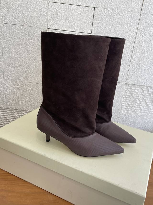 顶级版本: Unfolio 2025 秋冬新款 尖头 拼接 小猫跟 直筒 短靴 Unfolio这款尖头中筒靴，绒面革+皮革拼接，质感细腻又耐用！尖头设计拉长腿部