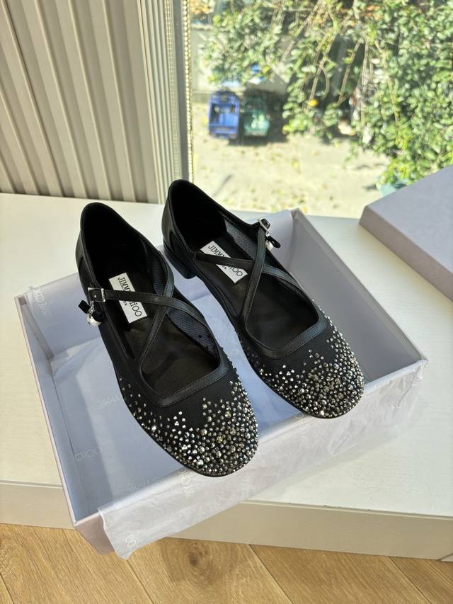 G987顶级所见即所得Jimmy Choo25Fw新品交叉带珍珠平底玛丽珍鞋 经典的交叉带设计 纵横交错间 巧妙修饰脚型 为双足添一抹灵动韵致。 鞋面上大颗圆润