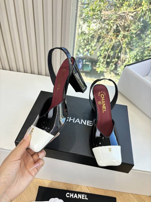 G170Chane*｜小香25K走秀款双C锁扣单鞋凉鞋大方头高跟鞋当巴黎大皇宫的秀场灯光聚焦于足尖这双走秀款大方头高跟鞋便以利落姿态 写下经典与创新的时尚注解