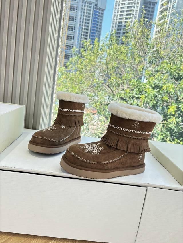 G213Unfolio 秋冬新品 Unfolio雪地靴｜把冬日时髦玩出花 流苏摇曳+雪花刺绣 麂皮与毛绒的温柔碰撞 奶茶色直接甜到心尖～ 穿上它 在雪地也能走出
