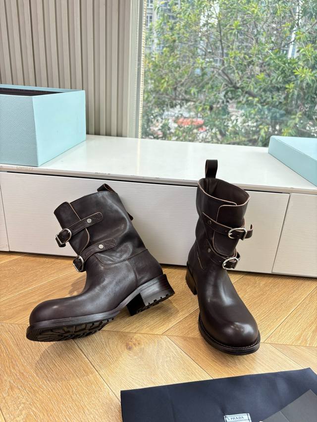 代购级别G067所见即所得prad*普拉达2025秋冬爆款经典款切尔西皱皱靴骑士靴系列 这款上脚超好看.而且可以拉长腿型 市面上鱼龙混杂的货不同，此款卖点在于真