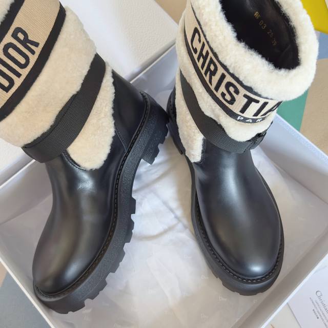 顶级版本：女款 Dior迪奥 最新D-Major系列 保暖 短靴 原版购入开发 做货 这款 D-Major 靴子醒目吸睛，彰显个性。黑色牛皮革鞋面搭配同色调科技