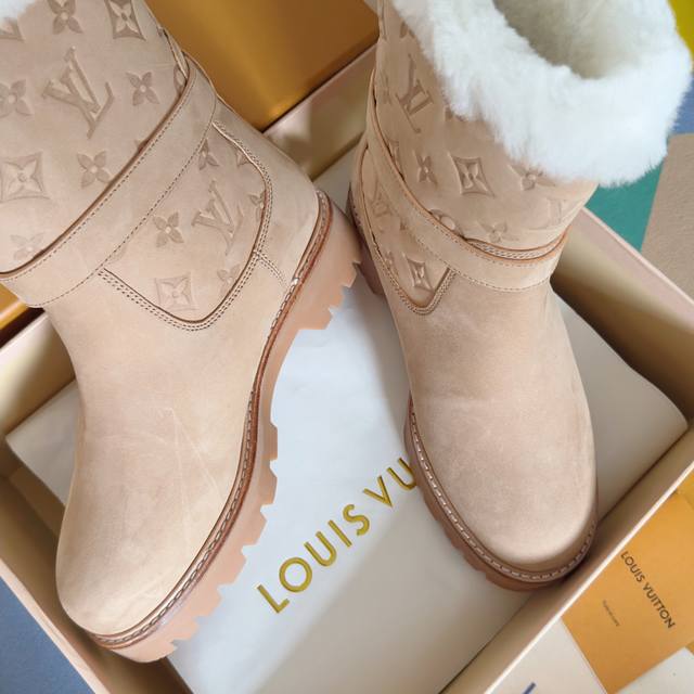 顶级版本：女款 Lv 路易威登 L家 驴牌 Monogram系列 皮毛一体 厚底 雪地靴 Monogram毛毛雪地靴，磨砂牛皮+经典老花压印，质感细腻又高级艹。