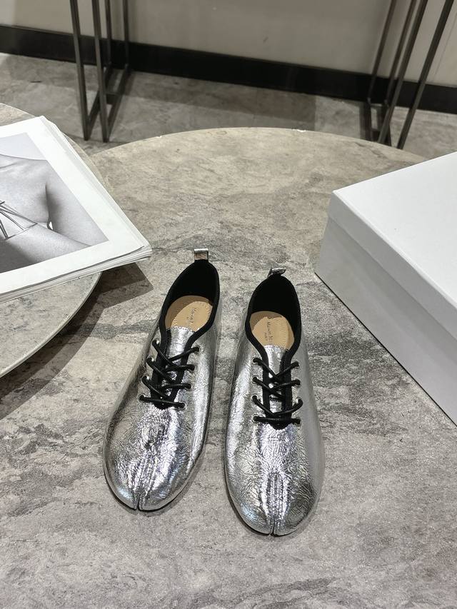 Maison Margiela Tabi镜面裂纹分趾鞋芭蕾舞鞋 马吉拉经典分趾设计系带 内里双面绒 鞋底意大利真皮 穿着舒适又耐用 镜面裂纹会随时间变化 独特感