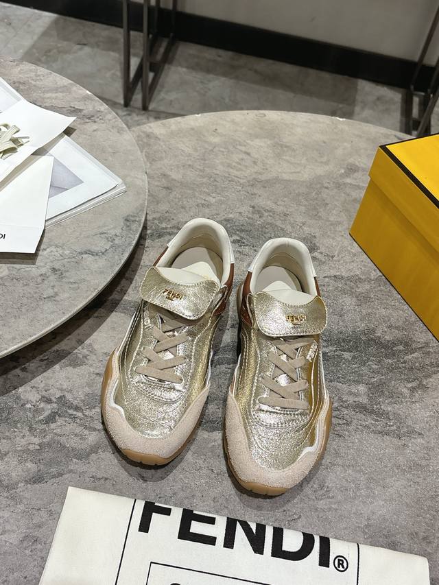 Fendi*芬迪秋冬新款圆头系带休闲运动鞋女 顶级品质 鞋面长绒牛反毛皮面 原版分体五金字 进口绵羊内里 原版私模组合底 码数:35-39 40.41定做