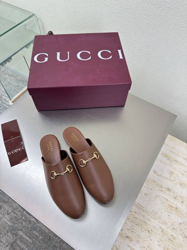 平底经典 马鞍扣拖鞋 Gucci 双G Logo 经典马鞍扣 棕色小牛皮 压花压印Logo 时尚的品牌Logo持加，具有超辨高识度各品大争牌恐先推后出超系跟高列