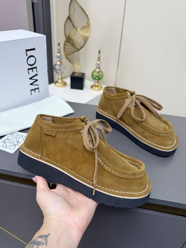 Loewe 罗意威最新款袋鼠鞋，牛剖层革绒面牛皮革 厚底系带 休闲单鞋绑带复古英伦风，从设计到质感，让你轻松拥有高奢级穿搭体验。鞋面采用进口高丝光牛反绒，细腻的