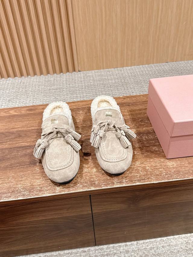 Miu Miu 缪缪秋冬新款毛毛一脚蹬流苏半拖乐福鞋 随意搭配 脚感无敌 时尚的轮回Miumiu以开挂模式引领潮流 牛反绒材质 羊毛内里 Size：35-39