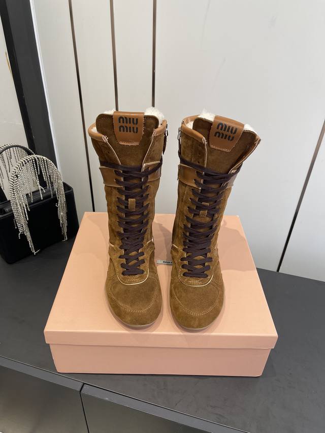Miu Miu 缪缪 25秋冬新款 羊毛靴 马丁靴 复古经典简约帅气百搭～鞋形超好 好穿到飞起 轻盈不笨重 全羊毛内里 超级好看又保暖 冬季必备款 面料进口牛反
