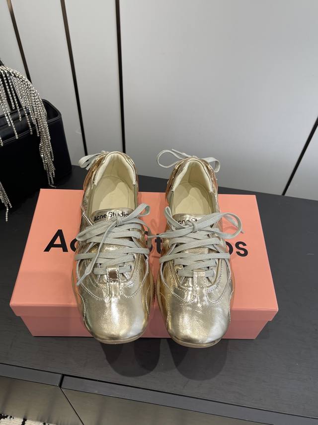 Acne Studios 24Ss秋冬 新款芭蕾舞运动鞋 Acne Studios将运动鞋与当下热门的芭蕾舞鞋元素结合首次推出芭蕾舞运动鞋 整双鞋也参考了芭蕾舞
