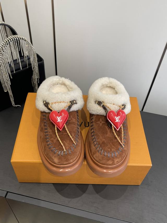 Louis Vuitton 路易威登 25新品滑雪系列 雪地靴 配饰60 以绒面牛皮革呈现丝绒质感 搭配柔暖羊毛皮内衬 鞋面的 字母缝线和可调节鞋带的铭纹搭扣共